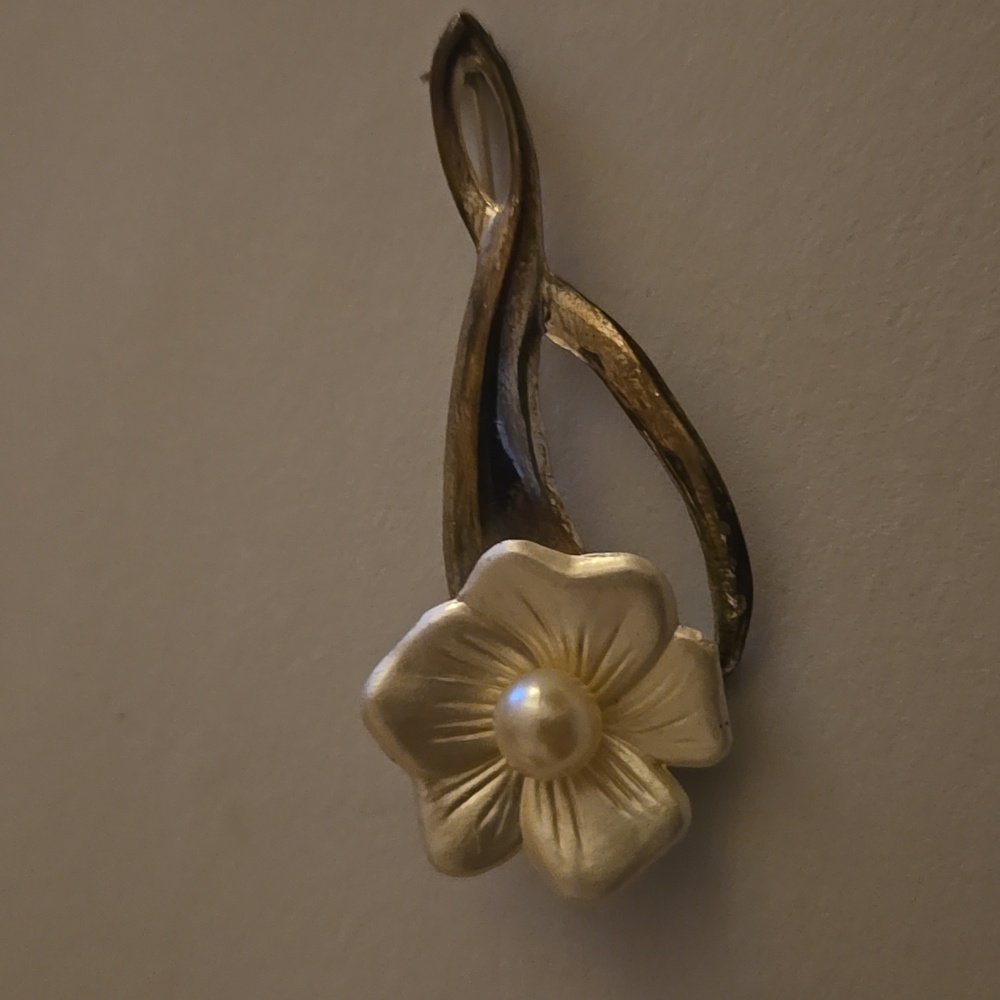 Vintage Silver and Cream Floral Brooch - Picture 3 of 6